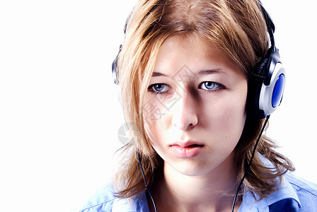 使用耳机的年轻女孩韵律记录音乐家享受立体声白色音乐播放器音乐悲伤娱乐图片