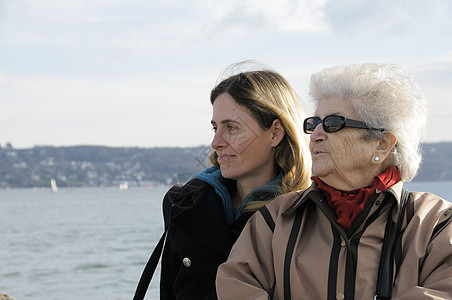 祖母和外孙女奶奶母亲皱纹老年女性海洋长老女儿女孩女士图片