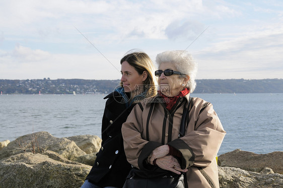 祖母和外孙女退休长老皱纹奶奶女儿家庭女性女士祖父母老年图片