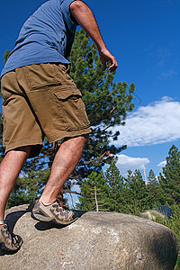 正在运行的轨迹运动员登山者跑步山脉训练小牛森林天空石头越野图片