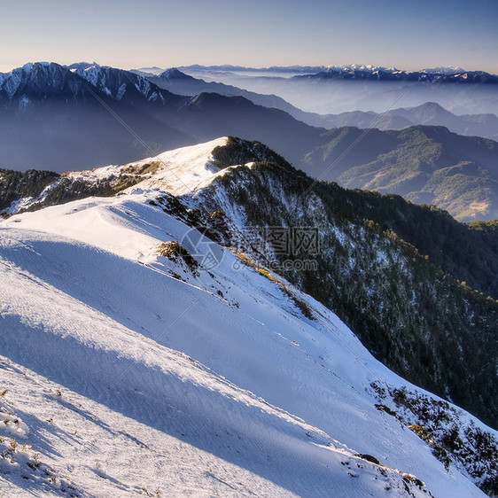 雪坡山地景色图片