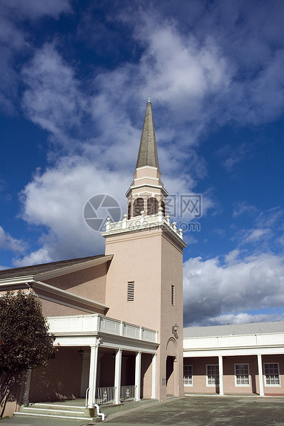 小镇教堂中心蓝色通风尖顶信仰钟楼科学家天空宗教祷告图片