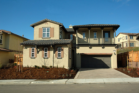 北加利福尼亚州新发展中现代住房的开发石方建筑百叶窗石工树木砂浆衬套投资凉亭门廊图片