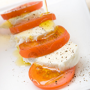 番茄和马扎里拉的切片香料美食萨拉塔盘子胡椒沙拉午餐营养红色蔬菜图片