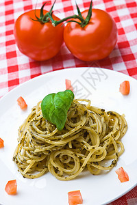 配西红柿的新鲜意大利面粉图片