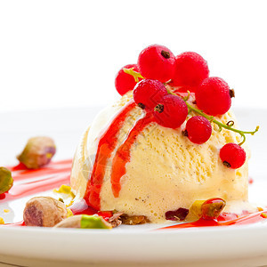 美味香草冰淇淋 配有红椰子和松果生物红色坚果开心果飞碟甜点水果餐具白色醋栗图片