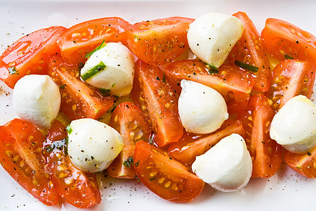 番茄和马扎里拉美食胡椒食物小吃敷料蔬菜营养乳制品香料盘子图片