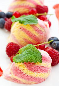 三勺草莓冰淇淋加新鲜果子飞碟粉色冰淇淋醋栗红色美食甜点白色浆果覆盆子图片