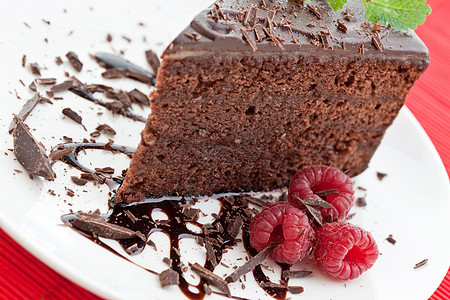 美味的巧克力蛋糕切片 鲜果莓覆盆子生物草本植物薄荷红色小吃糖果食物白色水果图片