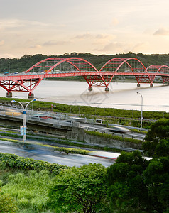 桥梁和汽车城市场景旅游建造天空景观运输旅行吸引力建筑学戏剧性图片