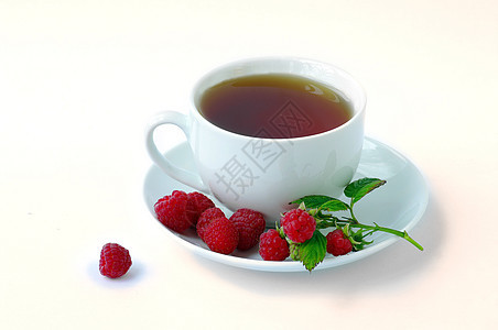 白背景的红莓茶草本植物茶杯叶子覆盆子杯子山楂衬套水果植物玻璃图片