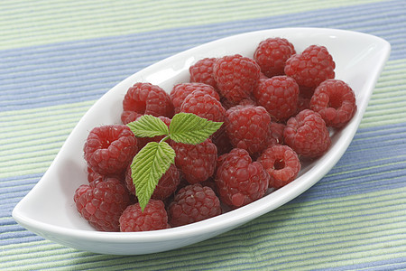 草莓健康叶子甜点食物水果营养浆果树叶红色图片