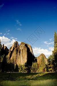 Yosemite山谷 看着湿度山脉巨石擦洗树木花岗岩草地刷子地面页岩悬崖图片