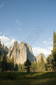 Yosemite山谷 看着湿度巨石花岗岩草地树木地面擦洗刷子悬崖山脉页岩图片