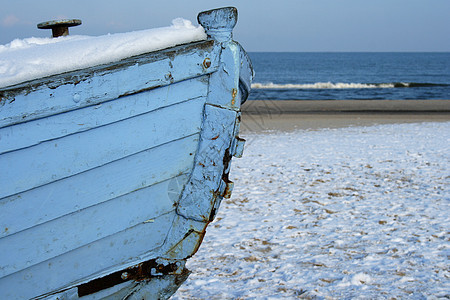 冬季在海边的蓝船背景图片