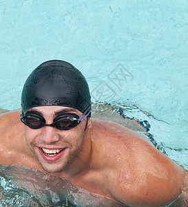男性游泳运动员竞赛训练运动快乐成人蓝色肌肉男人液体水池图片