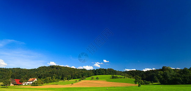 德国蓝色蓝天空和山丘的地貌景观土地农场季节绿地草地天空公园全景场地风景图片