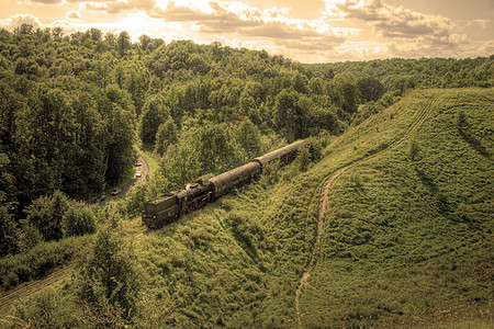 乘蒸汽列车的风景旅行火车森林航程天线树木抛光运输农村车辆图片