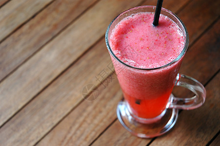 草莓果汁气泡果汁奶制品生活水果稻草营养甜点玻璃红色图片