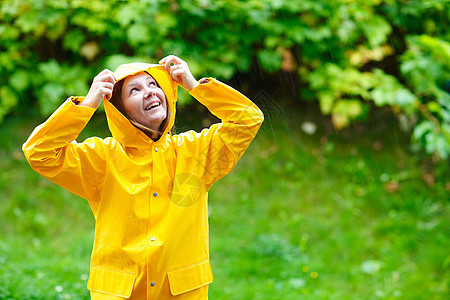 雨下女孩女士微笑衣服下雨幸福季节黄色女孩外套天气图片