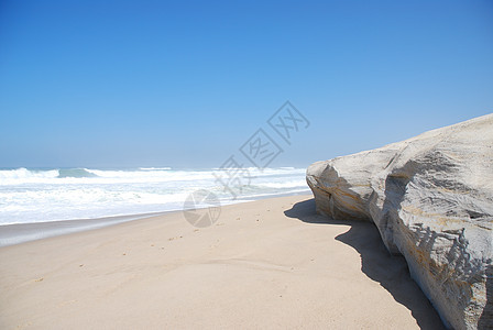 在普拉亚德尔雷伊一个美丽的海滩上的小悬崖场景蓝色石头海洋海岸悬崖地平线天空海浪海景图片