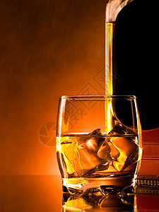 威士忌琥珀色麦芽冰块瓶子色彩玻璃烈酒棕色活力饮料图片