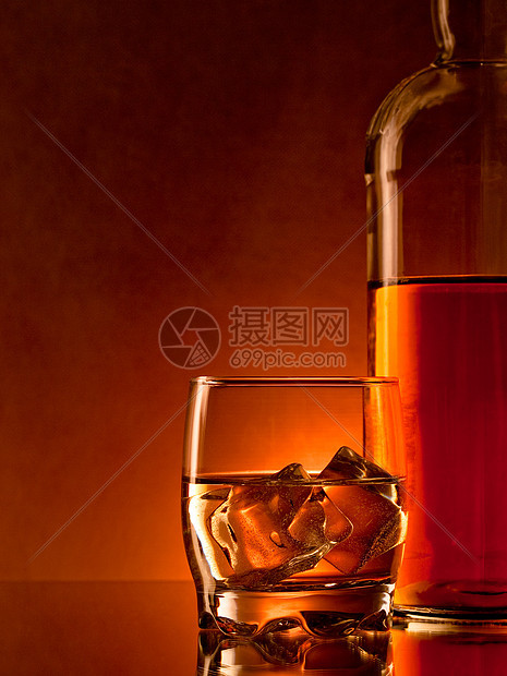 威士忌液体冰块红色烈酒岩石色彩琥珀色立方体饮料玻璃图片