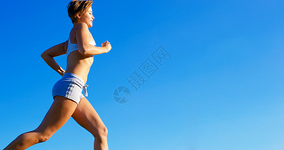 Fit Fit 年轻女性在外工作乐趣活动运动员运动慢跑赛跑者成人慢跑者娱乐天空图片