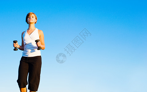 女青年步行减肥火车天空晴天女性活力损失耐力蓝色运动图片