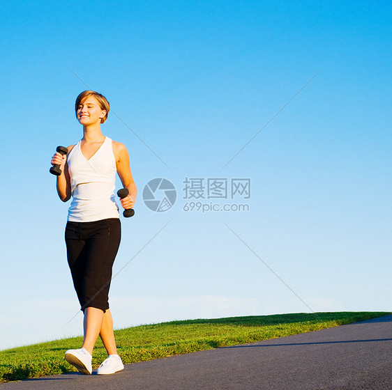 女青年步行阳光蓝色公园耐力天空运动活力小路晴天减肥图片