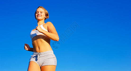 Fit Fit 年轻女性在外工作活动运动公园蓝色晴天跑步运动员成人慢跑者赛跑者图片