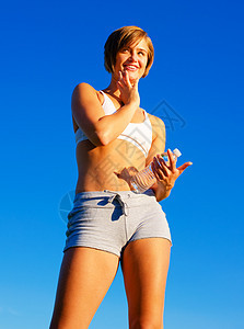 Fit Fit 年轻女性在外工作蓝色身体晴天公园活力天空娱乐训练运动数字图片