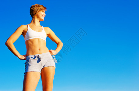 Fit Fit 年轻女性在外工作训练晴天成人活力运动员短裤乐趣身体女孩公园图片