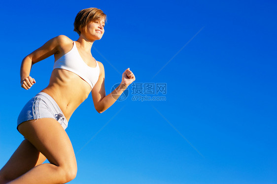 Fit Fit 年轻女性在外工作天空训练晴天运动员成人蓝色女孩赛跑者公园耐力图片