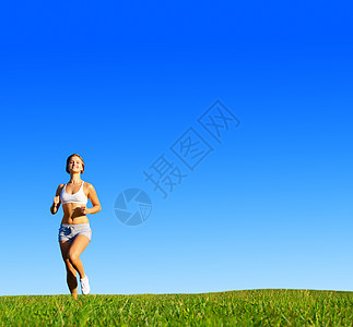 Fit Fit 年轻女性在外工作天空行动慢跑女孩蓝色训练女士地平线运动活力图片