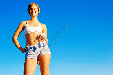 Fit Fit 年轻女性在外工作运动活力女士娱乐晴天瓶子公园身体女孩蓝色图片