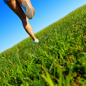 Fit Fit 年轻女性在外工作成人训练天空乐趣运动员女孩蓝色娱乐赛跑者活动图片