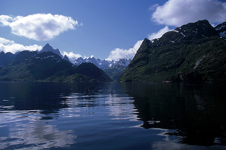 挪威的Fjord悬崖反射通道天空峡湾时间巡航风景海岸线场景图片