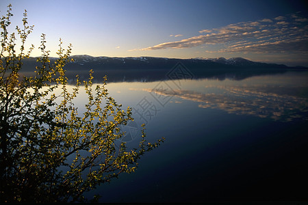 山区湖生态美丽晴天叶子木头池塘日落岩石天空旅行图片