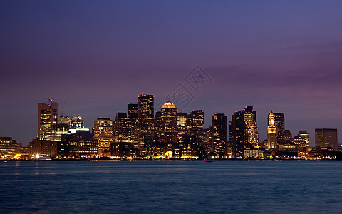 晚上波士顿天际的全景图片