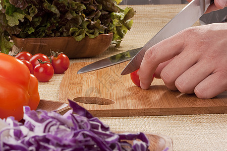 切切蔬菜红色沙拉盘子青椒餐厅服务食物男人木板图片