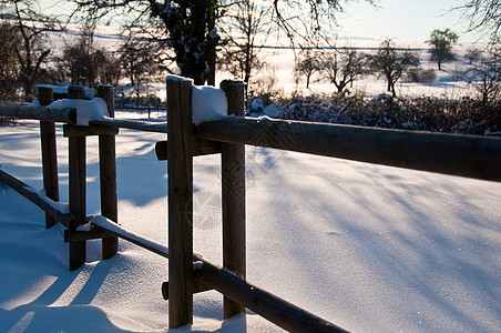 冬季雪景天气森林暴风雪树木下雪房子风景场地农场栅栏图片