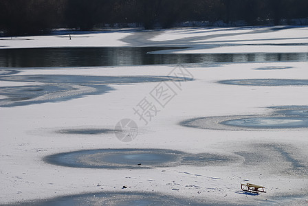 雪橇上的雪橇日光季节性脆弱性晴天场景阳光新年白色乡村风景图片