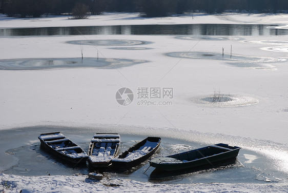 小型冷冻河晴天季节风景曲线日光白色乡村阳光新年图层图片