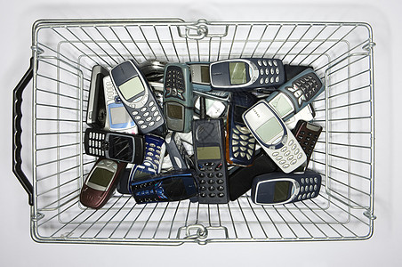 购物篮中的手机;图片