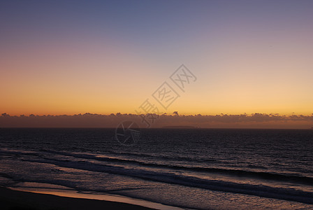 葡萄牙的多彩日落海景地平线海岸风景橙子热带天空海岸线海滩反射图片