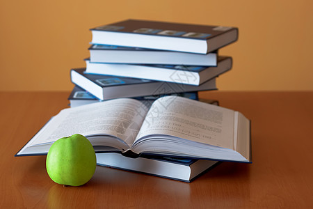 绿苹果 在办公桌上开书图片