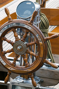 赫尔姆罗盘驾驶航海木头帆船甲板航行绳索车轮背景图片