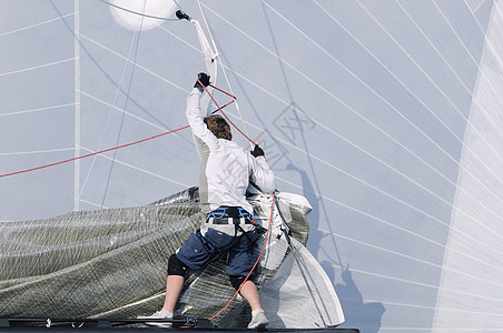 航行男人水手床单升降索三角帆帆船弓箭手线条运动帆船赛图片