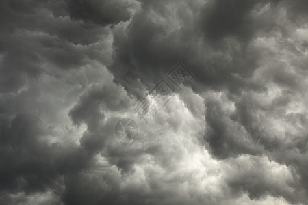 暴风雨前的乌云与乌云图片